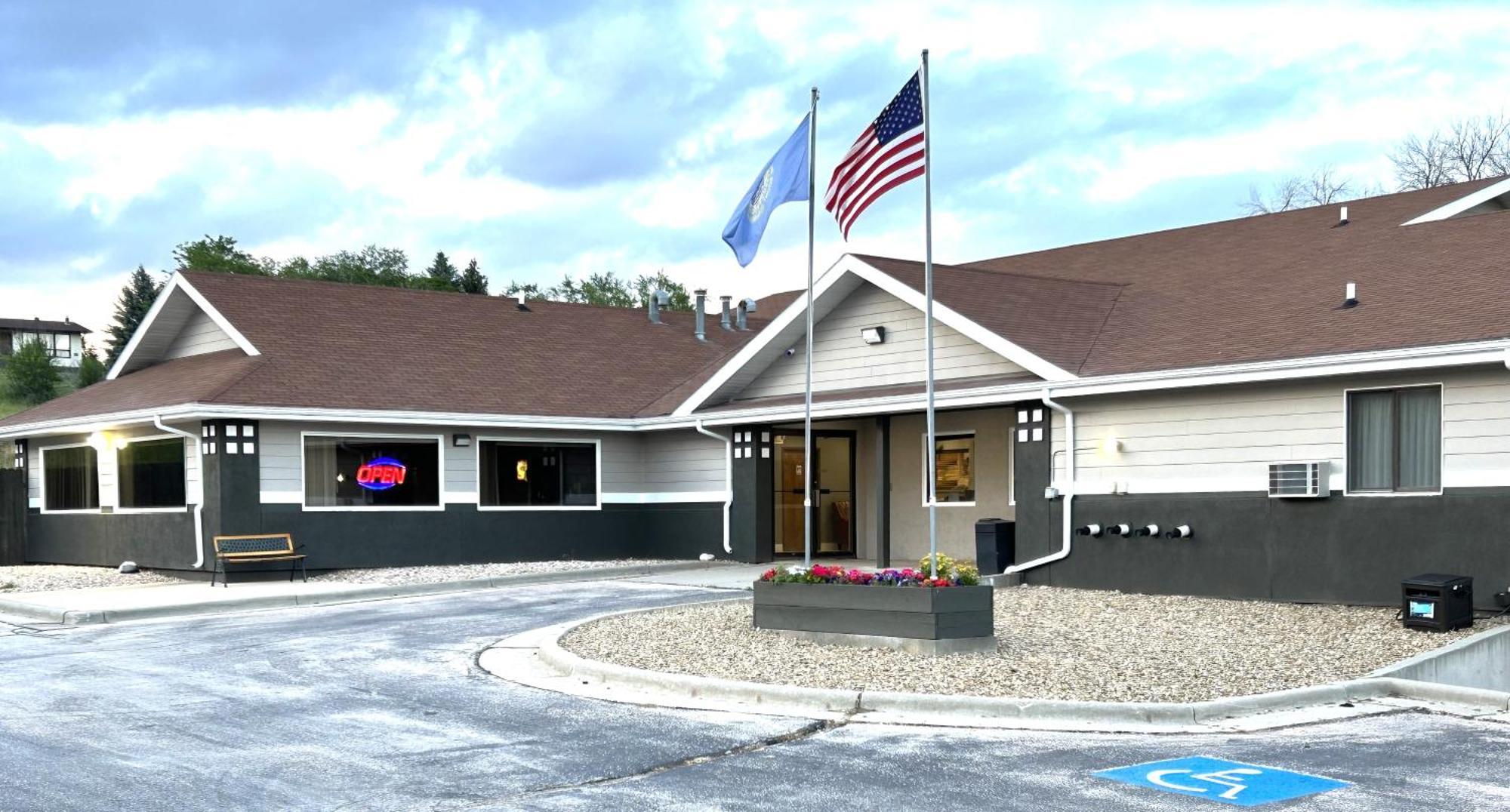 Super 8 By Wyndham Hot Springs Motel Exterior foto